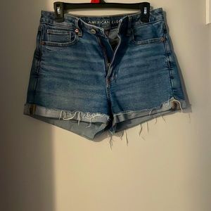 American Eagle STRETCH Mom Short SIZE 8. Good condition.